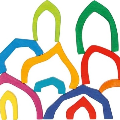 Peças coloridas tipo arcos em várias cores sobre fundo branco