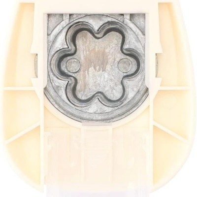 Carimbo plástico branco com peça metálica em forma de flor