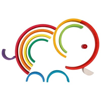 Elefante feito de arcos de madeira coloridos em fundo branco