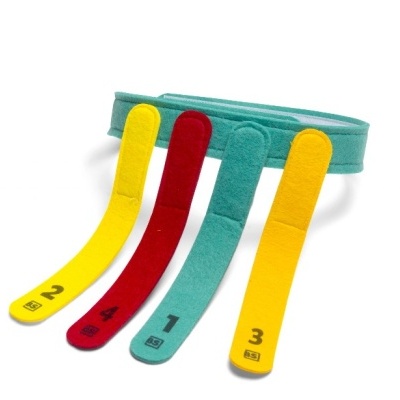 Cinto de tecido verde claro com quatro etiquetas coloridas numeradas de 1 a 4