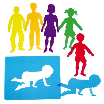 silhuetas coloridas de figuras humanas e recorte azul de bebé a engatinhar