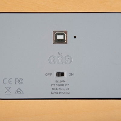 Parte traseira de dispositivo electrónico cinzento com conector USB e interruptor