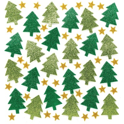 Decorações de árvores de Natal e estrelas douradas em glitter sobre fundo branco