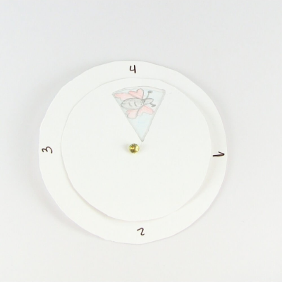 Roda de papel branca com números e desenho colorido