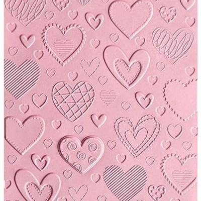 tapete rosa com corações em relevo e padrões variados
