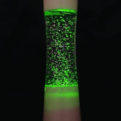 Lâmpada de lava verde com base branca
