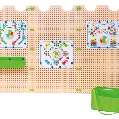 Painel de atividade infantil colorido com labirintos e formas geométricas montado numa parede perfurada branca.