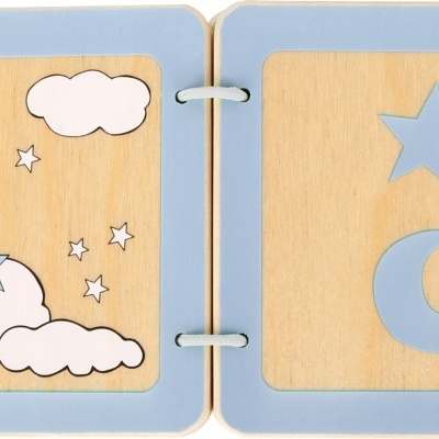 Livro de madeira infantil com desenhos de nuvens, estrelas, lua e gato