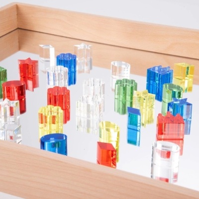 Peças de jogo coloridas em acrílico sobre espelho e moldura de madeira