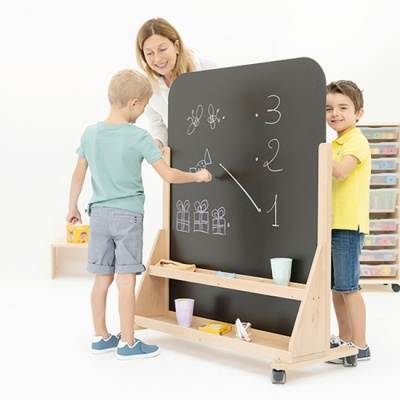 Quadro negro para crianças com estrutura de madeira e rodízios, com desenhos e números em giz