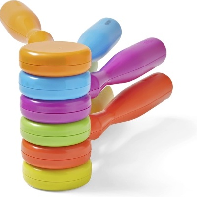 Discos coloridos empilhados com martelos de cabo colorido