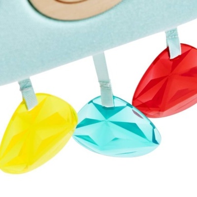 Três pendentes em forma de gemas coloridas suspensos por fitas