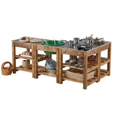 Cozinha de brincar em madeira com utensílios e prateleiras