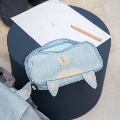 Estojo escolar azul claro com estrelas e orelhas sobre mesa azul redonda