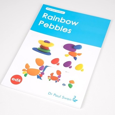 embalagem do produto Rainbow Pebbles com design azul e ilustrações coloridas