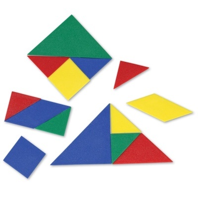 Peças de tangram coloridas em várias formas geométricas sobre fundo branco