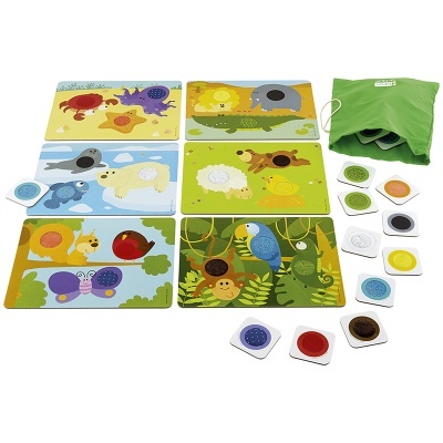 Placas de madeira coloridas com animais e peças redondas para encaixe com saco verde