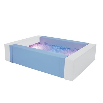 Piscina de bolas azul e branca com bolas coloridas