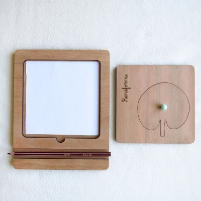 Quadro de madeira para papel com lápis e tampa com gravação Ponyforme