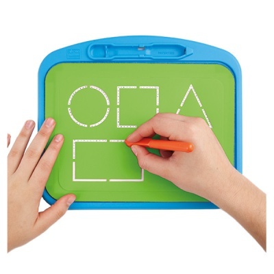 Lousa magnética azul e verde com formas geométricas brancas e mãos desenhando.