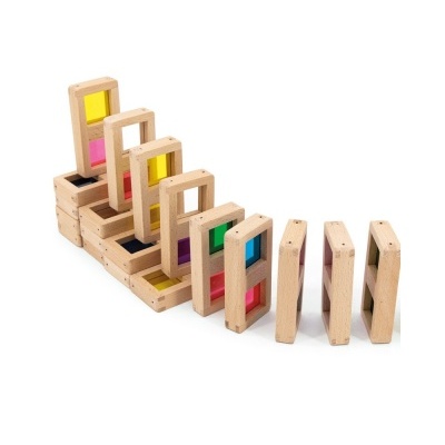 Peças de madeira retangulares com janelas de acrílico colorido em fila