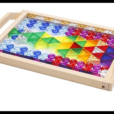 Tabuleiro de madeira com peças coloridas de mosaico geométrico