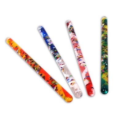 Quatro pauzinhos coloridos com padrão marmoreado