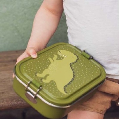 Marmita verde com dinossauro segurada por criança
