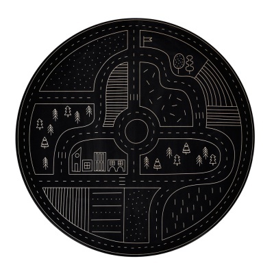 Tapete preto redondo com desenho de estrada, árvores e casa em branco