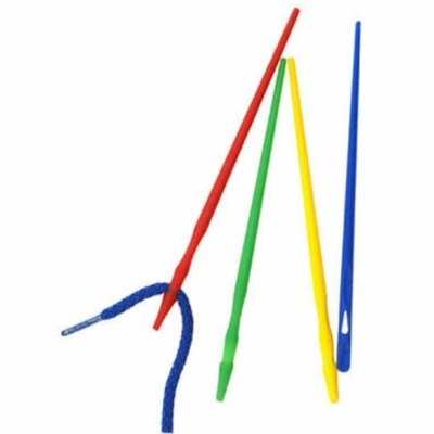 Quatro agulhas coloridas para passar fita ou fio com um fio azul inserido na agulha vermelha