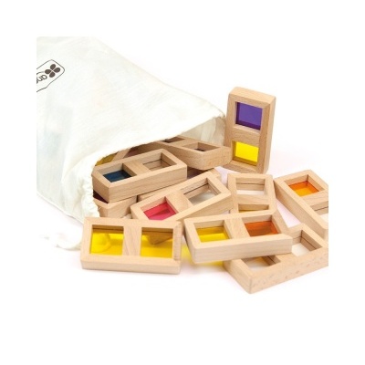 Blocos de madeira com janelas coloridas e saco de pano branco