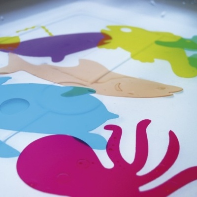 Tapete de banho com desenhos coloridos de animais marinhos em fundo branco