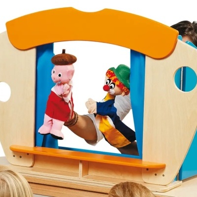 Teatro de fantoches em madeira com dois fantoches coloridos e crianças a assistir