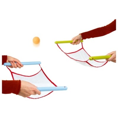 Duas redes para apanhar bolas com cabos coloridos e bola amarela no ar