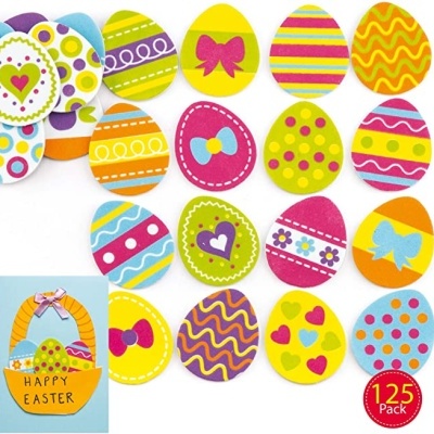 ovos de Páscoa decorativos coloridos com padrões variados e cartão com cesta e texto HAPPY EASTER