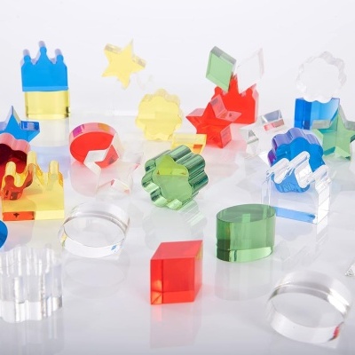 Objetos pequenos em acrílico colorido e transparente em várias formas