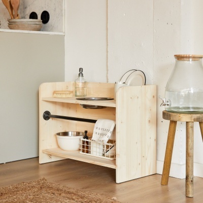 Móvel de cozinha em madeira clara com prateleiras e utensílios