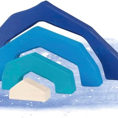 Quatro arcos de madeira em tons de azul e madeira clara, sobre fundo azul claro aquarelado