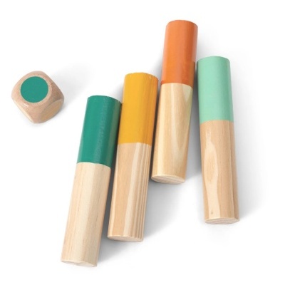 Peças de madeira coloridas com dado