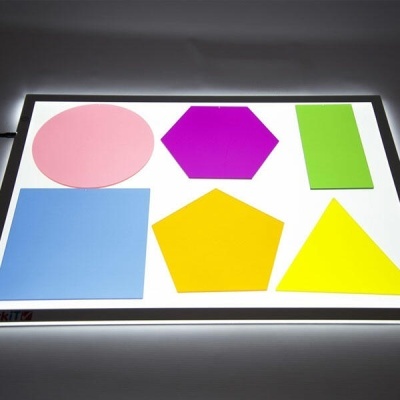 Painel iluminado com formas geométricas coloridas