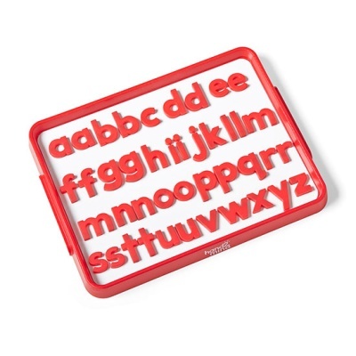 Tabuleiro branco com moldura vermelha e letras minúsculas vermelhas em plástico