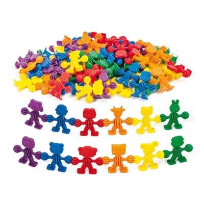 Brinquedos de encaixe coloridos em forma de animais e figuras humanas