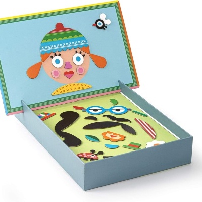 Caixa azul com peças de feltro para montar rostos coloridos