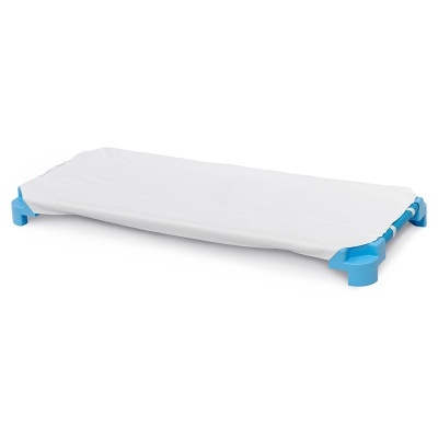 Cama elevada para animais de estimação com estrutura azul e tecido branco