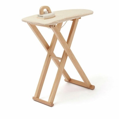 Tábua de passar roupa em madeira clara com tampo bege e ferro pequeno