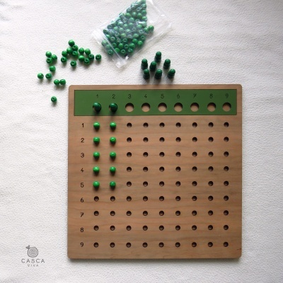 Quadro de madeira com números e bolinhas verdes para jogo ou aprendizagem