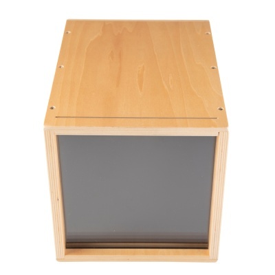 Caixa quadrada de madeira clara com frente de vidro fumado