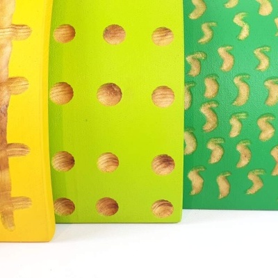 Quatro pedaços de madeira coloridos com padrões variados