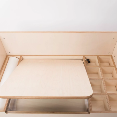 Organizador de mesa em madeira clara com compartimentos e superfície de trabalho