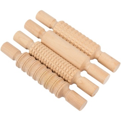 Quatro rolos de massa de madeira com diferentes texturas